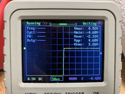 Display eines Oszilloskops mit Rechtecksignal