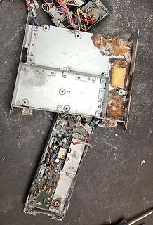Zerlegtes elektronisches Gerät mit Roststellen