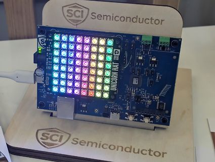 Unicorn HAT auf Holzsockel mit LED-Matrix