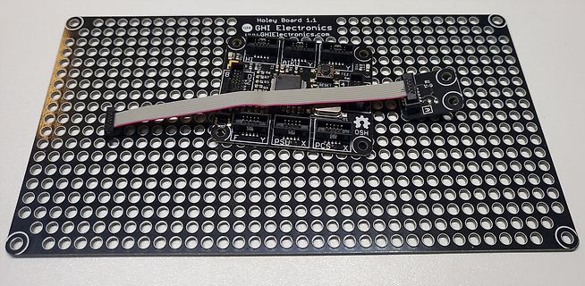 Holey Board 1.1 auf Lochrasterplatine mit Flachbandkabel