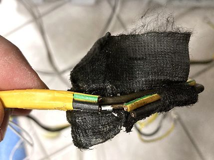 Beschädigte Kabelisolierung mit Klebeband