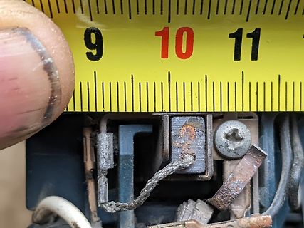 Nahaufnahme eines Bauteils mit Lineal