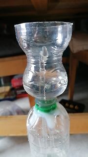 Zwei zusammengesetzte Plastikflaschen
