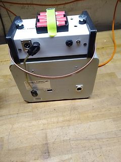 Zwei gestapelte Elektronikgehäuse mit Batterien und Kabeln