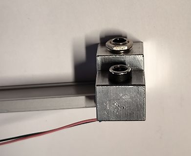 Metallblock mit Schrauben und Kabeln