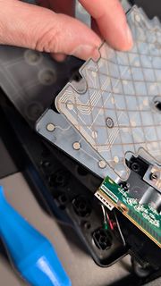 Zerlegte Elektronik mit Tastaturfolie und Leiterplatte