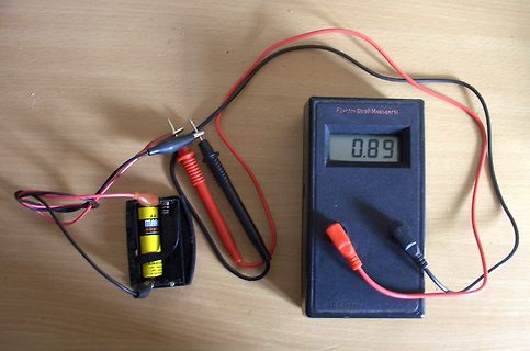 Multimeter misst Spannung einer Batterie