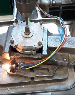 Werkstattaufnahme einer mechanischen Bearbeitung mit Funkenflug