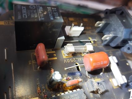 Nahaufnahme einer bestückten Leiterplatte mit elektronischen Bauteilen