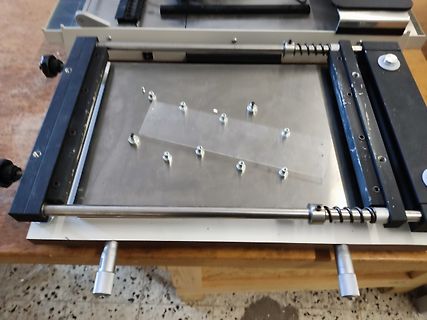 Mechanische Vorrichtung mit Metallplatte und Führungsschienen