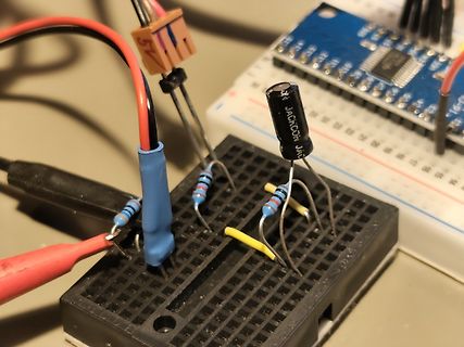 Elektronik-Aufbau auf Breadboard mit Widerständen und Kondensator