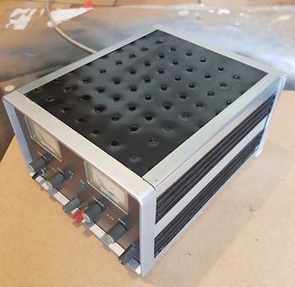 Labornetzteil mit Analoganzeigen und Kühlrippen
