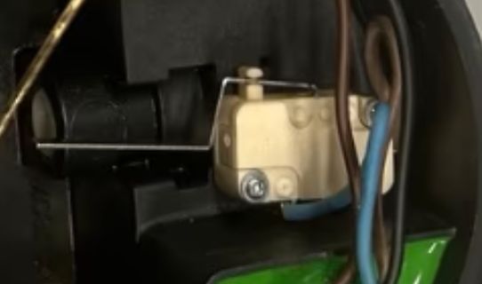 Nahaufnahme eines elektrischen Bauteils mit Kabeln