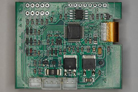 Leiterplatte mit Mikrocontroller und elektronischen Bauteilen