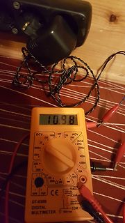 Digitales Multimeter mit Messwert