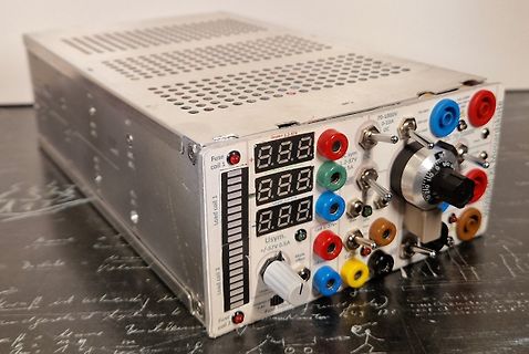 Labornetzteil mit Digitalanzeigen und Anschlussbuchsen