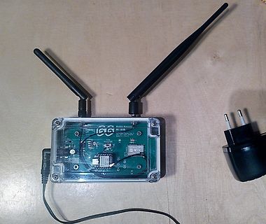 Elektronikmodul mit Antennen in transparentem Gehäuse