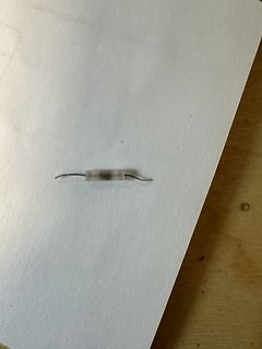 Ein Bauteil auf weißem Papier