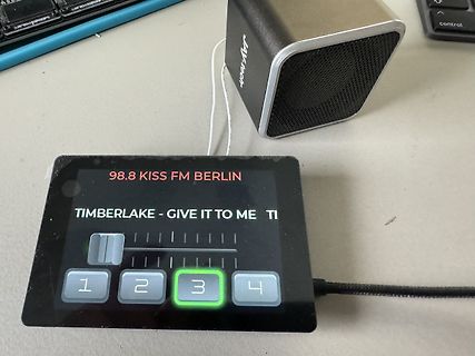 Display eines Radiogeräts mit Lautsprecher