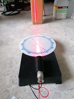 Messaufbau mit Laserstrahl und Gradskala