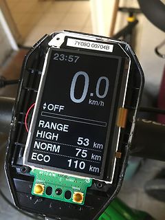 Display eines E-Bike-Tachos mit freigelegter Platine