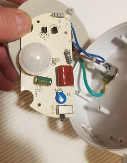 Geöffnete Elektronik mit Leiterplatte und Bewegungsmelder