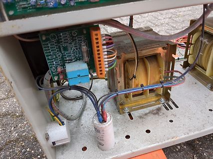 Innenansicht eines Netzteils mit Platine und Transformator