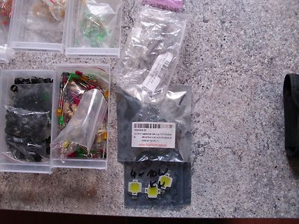 Verschiedene LEDs in Plastikbeuteln auf Tisch