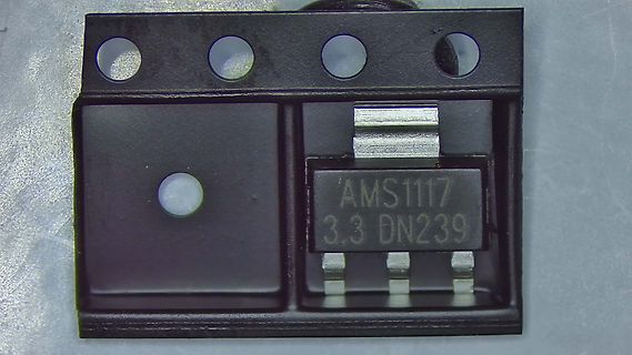 AMS1117 3.3 Spannungsregler auf Gehäuse