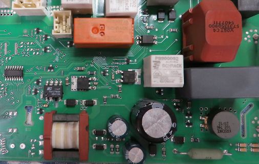 Nahaufnahme einer bestückten Leiterplatte mit elektronischen Bauteilen