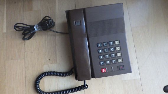 Altes Telefon mit Tastatur