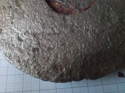 Nahaufnahme einer metallischen Oberfläche mit Prägung