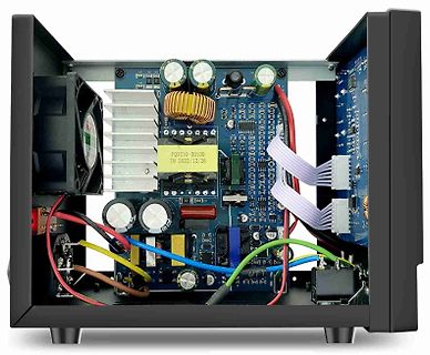 Innenansicht eines elektronischen Geräts mit Leiterplatten