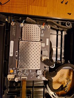Geöffnete Elektronik mit Leiterplatte und Kühlkörpern
