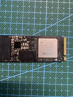 Samsung NVMe SSD auf Schneidematte