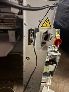 Detailansicht einer elektrischen Steuerung mit Warnsymbol