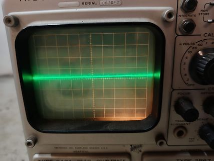 Abfotografiertes Oszilloskop mit horizontaler Linie