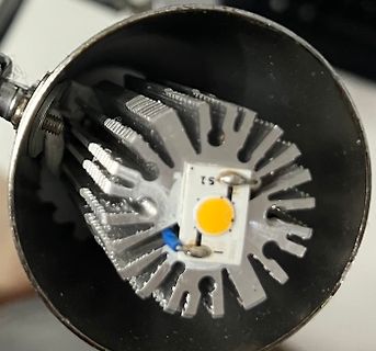 LED mit Kühlkörper in Gehäuse