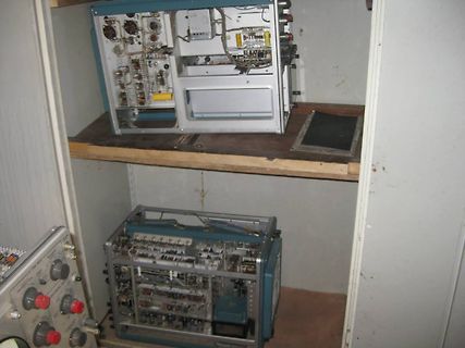 Innenansicht von zwei elektronischen Geräten in einem Schrank