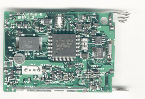 Bestückte grüne Leiterplatte mit Mikrocontroller