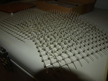 Matrix aus vielen kleinen LEDs auf Drahtgitter