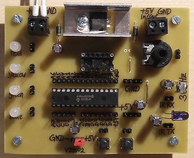 Selbstgebaute Leiterplatte mit AVR-Mikrocontroller und Komponenten