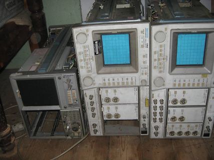 Mehrere Tektronix Oszilloskope in einer Werkstatt