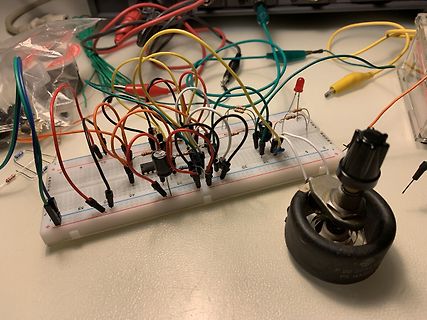 Aufbau auf einem Breadboard mit vielen bunten Kabeln