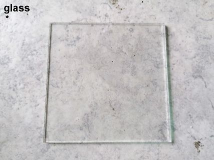 Glasplatte auf Marmoroberfläche