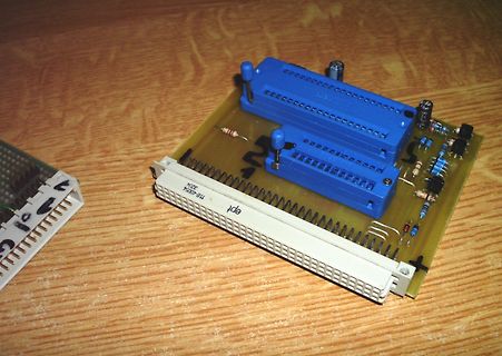 Leiterplatte mit Steckverbinder und blauen Buchsen