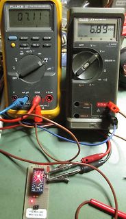 Zwei Multimeter und eine Platine mit Messleitungen
