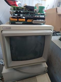 Elektronikkomponenten auf einem alten Hewlett Packard Monitor