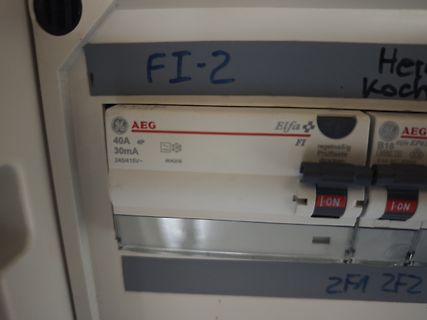 Ausschnitt eines Sicherungskastens mit FI-Schutzschalter