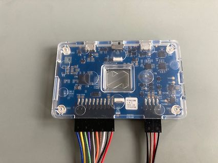 Elektronikmodul in transparentem Gehäuse mit Kabeln